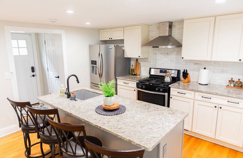 South Wedge House | Serenity in South Wedge: desirable walking community meets vibrant tranquillity!