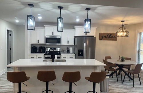 Jackson House | Serenity LoungenNEW-FRESH-MODERN HOUSE nWith TVs in All rooms