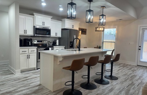 Jackson House | Serenity LoungenNEW-FRESH-MODERN HOUSE nWith TVs in All rooms