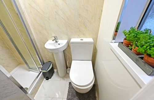 Luton House | Serenity Luton Suite Near Mall