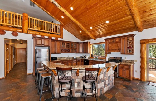 Eagle Mountain Estates Cabin | Serenity Now Lodge by Destination Big Bear: Luxury Log Home in Castle Glen Estates! Hot Tub! Pool Table! Ping Pong!