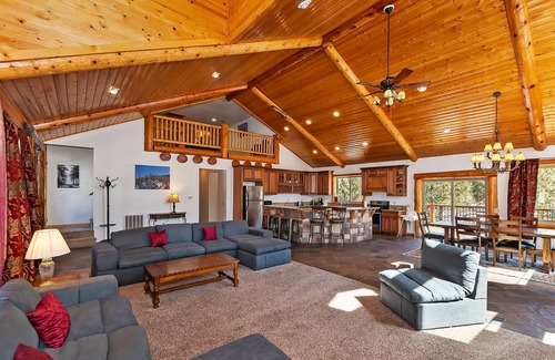 Eagle Mountain Estates Cabin | Serenity Now Lodge by Destination Big Bear: Luxury Log Home in Castle Glen Estates! Hot Tub! Pool Table! Ping Pong!
