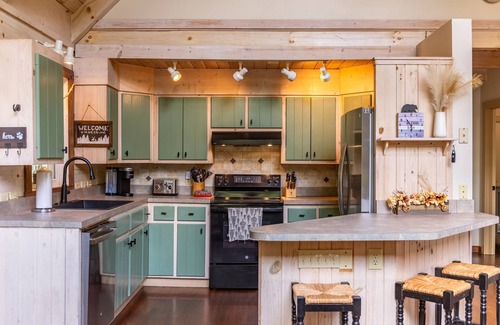 Fleetwood House | Serenity Now - Peaceful setting, mountain views, game room & pet friendly!