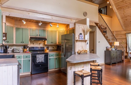 Fleetwood House | Serenity Now - Peaceful setting, mountain views, game room & pet friendly!