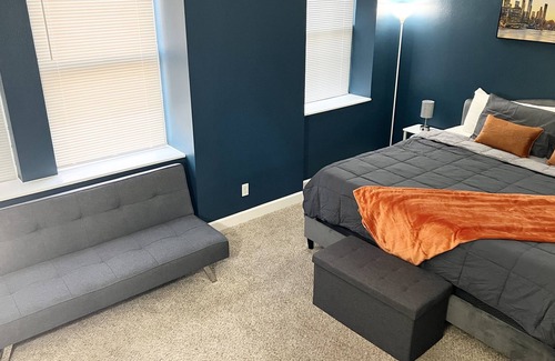DeBaliviere Place Apartment | Serenity On Forest Park - 2 Bed, 2 Bath, Sleeps 5, Washer/Dryer, Central AC/Heat