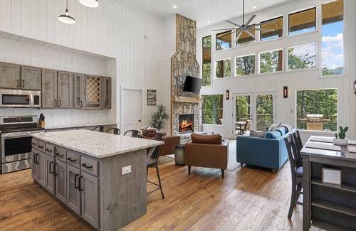 Blue Ridge Cabin | Serenity@Overlook - Modern Lux Cabin in the Blue Ridge Mountains! NEW Hot Tub!