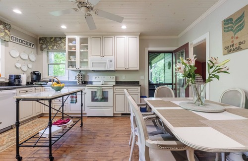 Saluda House | Serenity! Pet Friendly, GloDisc Golf, Axe Throwing