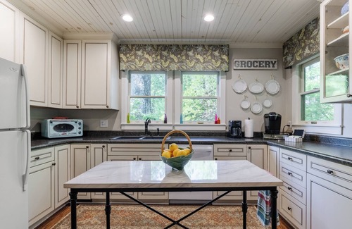 Saluda House | Serenity! Pet Friendly, GloDisc Golf, Axe Throwing