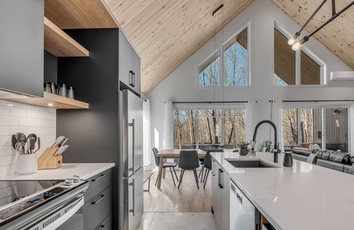 Pont-Rouge Ski Chalet | Serenity - Relaxing getaway - Spa and Arcade games