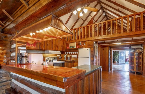 Signal Mountain Cabin | Serenity`s Cabin | 100 y/o Cabin in the Mtns| Walking trails + Ponds