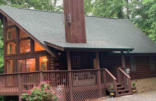 Gatlinburg - Pigeon Forge House | Serenity- serene mntn cabin in gated resort community with pool and amenities/view/Hottub/Secluded/Luxury/Theatre