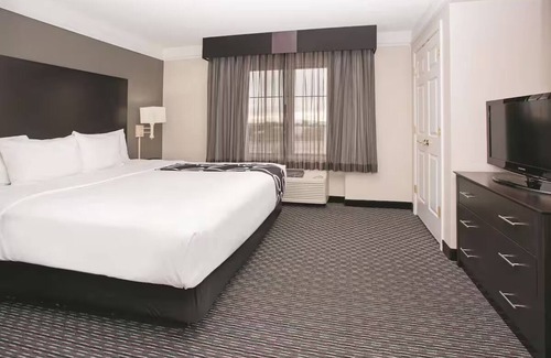 Superstition Springs Hotel | Serenity Suite with Pool View, La Quinta Inn - Ideal Mesa Getaway