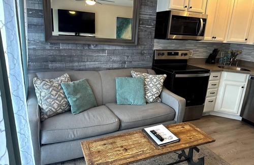 Hilton Head Island Condo | SerenityByTheSea-Couples Retreat-King,Bikes,Chairs