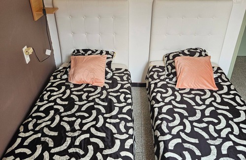 Lezignan-Corbieres Bed & Breakfast | Serge Le Belge room 2 single bed with balcony