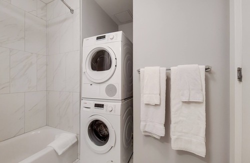 West Fens Apartment | Serviced 1 Bedroom Across From Fenway Park