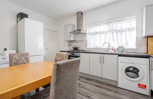 Bootle Apartment | Serviced Accommodation Liverpool by Tomla- Free Parking