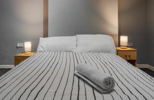 Bootle Apartment | Serviced Accommodation Liverpool by Tomla- Free Parking