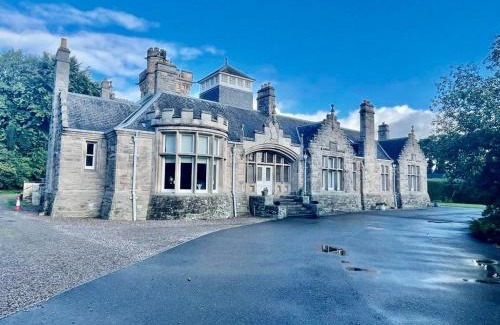 Elgin Apartment | Serviced Accommodation Moray Lesmurdie House, Elgin - Free Parking, Free WiFi