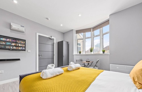 Feltham West Apartment | Serviced Ensuite Room Feltham Heathrow London TW13