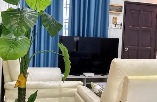 Taman Setia Indah House | Setia Indah FamilyTide 3BR 10Pax w Pool table by Our Stay