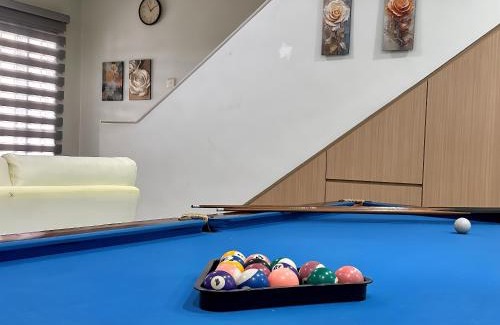 Taman Setia Indah House | Setia Indah FamilyTide 3BR 10Pax w Pool table by Our Stay