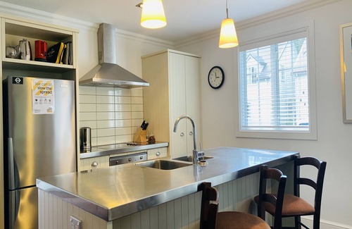 Russell House | Settlers Cottage - Russell Cottages Collection