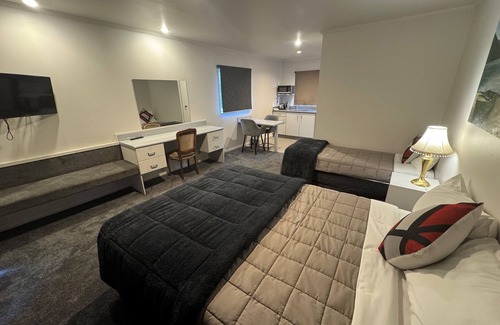 Petone Hotel | Settlers Motor Lodge