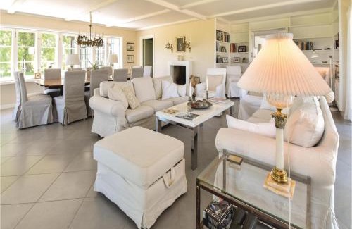 Ryslinge House | Seven-Bedroom Holiday Home In Orbak