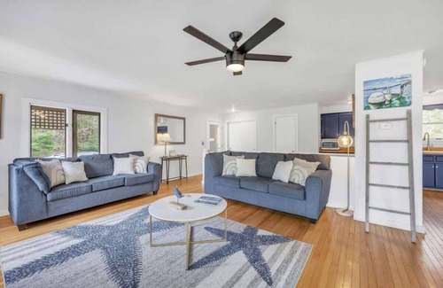 Hancock House | Seven Bells Cottage- Close to Ocean!