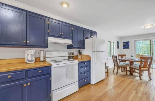 Hancock House | Seven Bells Cottage- Close to Ocean!