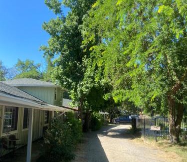 Kaweah Hotel | Seven Circles Lodge & Retreat