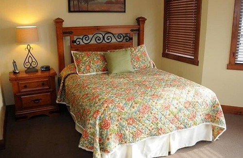 Champion House | Seven Springs 3 Bedrooms Premium Townhome, Ski In/Ski Out by RedAwning