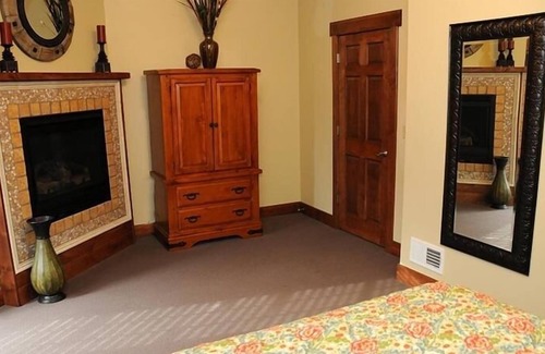 Champion House | Seven Springs 3 Bedrooms Premium Townhome, Ski In/Ski Out by RedAwning