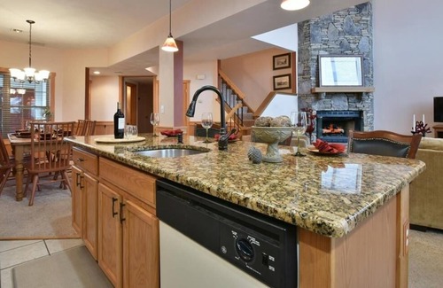 Seven Springs Condo | Seven Springs 4 BR Premium Condo, Sleeps 9 by RedAwning - Save 10% on 3 Nights, 15% on 5 Nights!