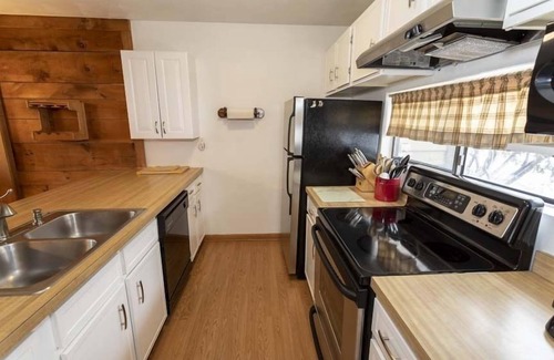 Seven Springs Condo | Seven Springs - Swiss Mountain 3 Bedroom Standard Condo, Near Golf Course by RedAwning