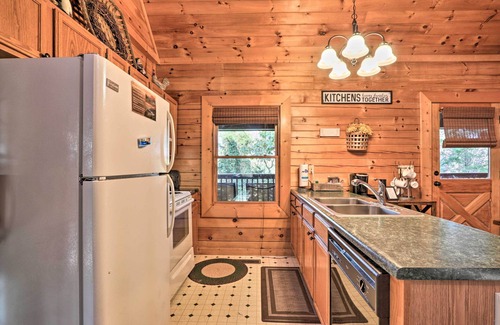 Sevierville Cabin | Sevierville Cabin w/Lake Access & Private Hot Tub