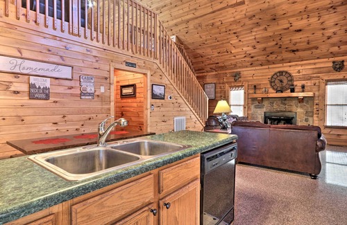 Sevierville Cabin | Sevierville Cabin w/Lake Access & Private Hot Tub