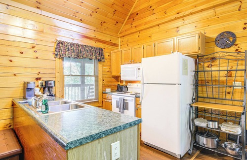 Sevierville Cabin | Sevierville Cabin w/Hot Tub & Deck!