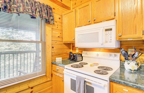 Sevierville Cabin | Sevierville Cabin w/Hot Tub & Deck!
