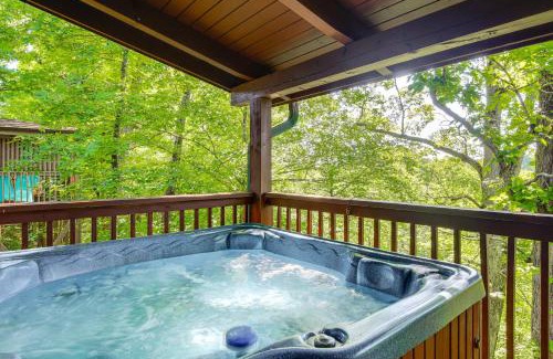 Sevierville House | Sevierville Cabin with Hot Tub and Deck!