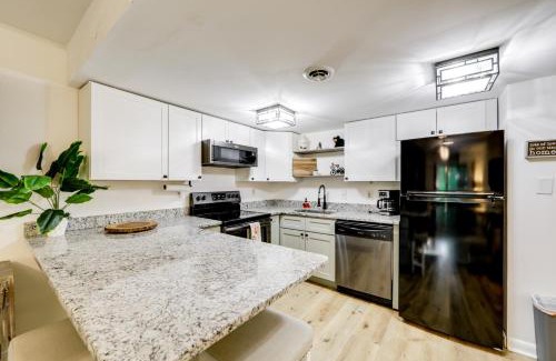 Sevierville Apartment | Sevierville Condo with Balcony and Pool Access!