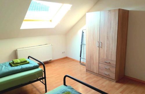 Grossrohrsdorf Apartment | Seyfarthrooms - Großröhrsdorf 2 - zentrale Lage, stilvolle Einrichtung, Blick in den Garten