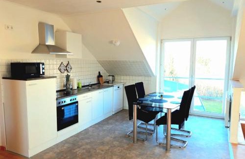 Grossrohrsdorf Apartment | Seyfarthrooms - Großröhrsdorf 2 - zentrale Lage, stilvolle Einrichtung, Blick in den Garten