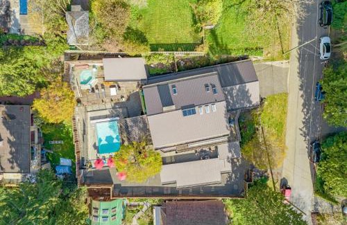 Upper Lonsdale House | Seymour Private Bedroom, Ensuite Bathroom with Shared Pool, Hot Tub with Views