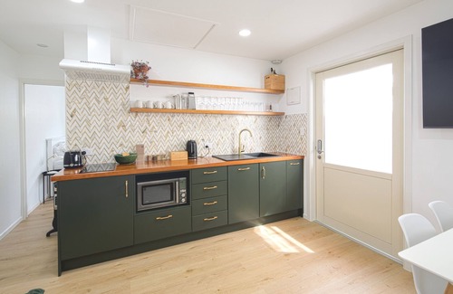 Nelson House | Seymour Sleeps, Deluxe 1 Bed Apartment with Pool
