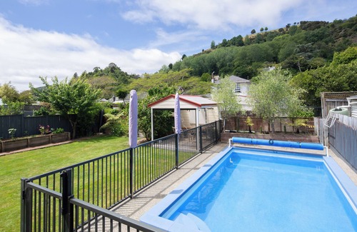 Nelson House | Seymour Sleeps, Deluxe 1 Bed Apartment with Pool