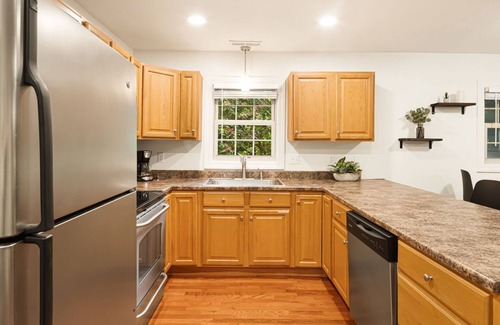 Asheville House | SGL-LVL | Hot Tub | Fireplace | EV Charger | Grill