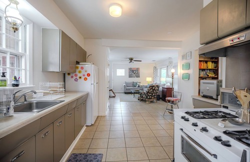 East Memphis House | Shabby Chic KING ABODE centrally located with FREE parking