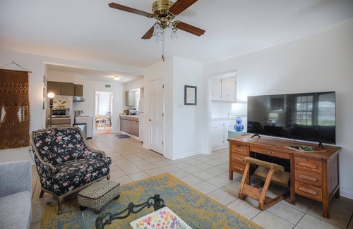 East Memphis House | Shabby Chic KING ABODE centrally located with FREE parking