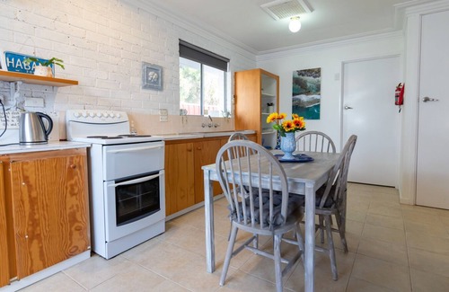 Yanchep Cottage | Shabby Chic Shack- 2 brm cottage, close to beach